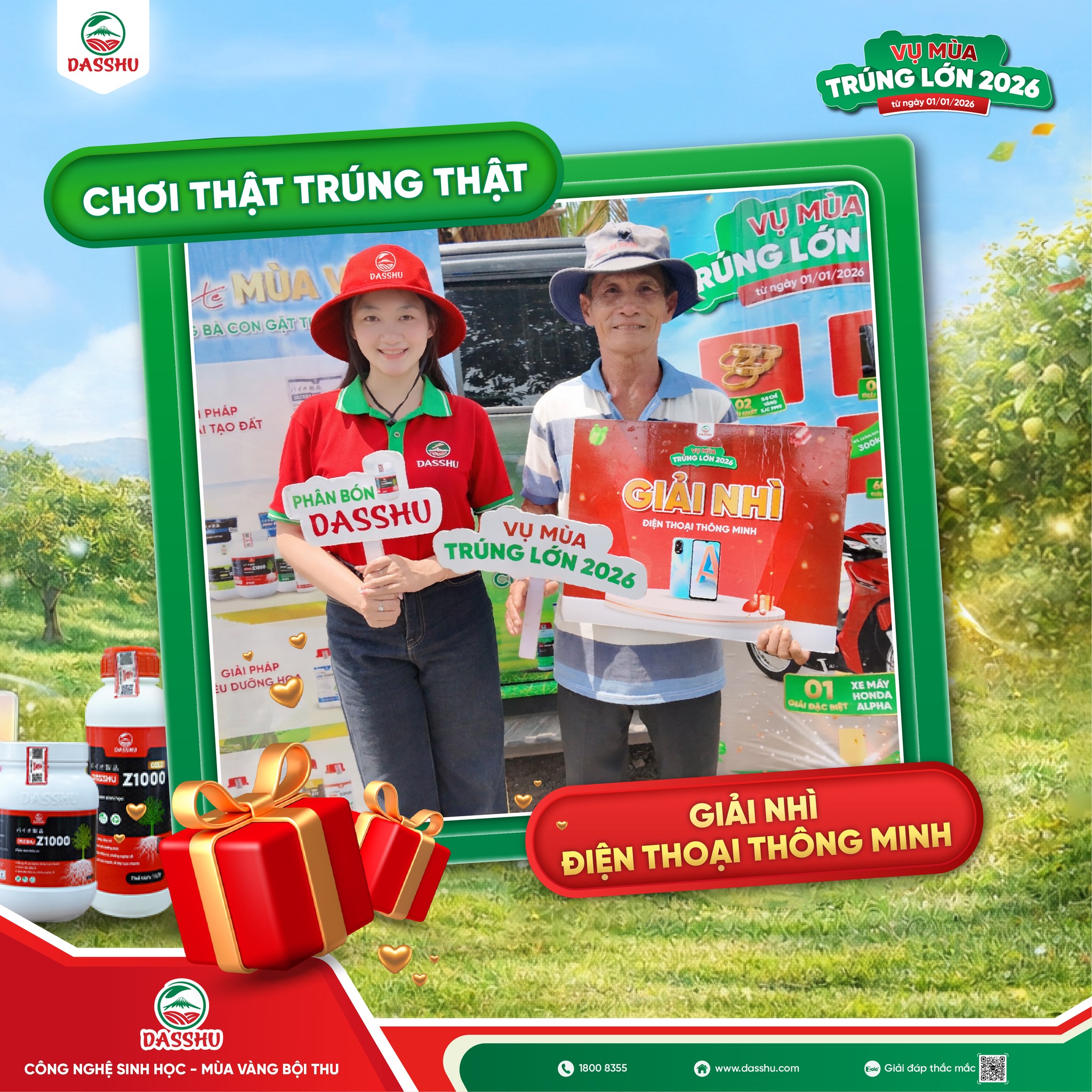 Khách hàng nhận giải nhì điện thoại thông minh